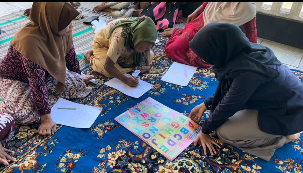 Wiwik saat mengajar para ibu-ibu di Desa Mangkon Kecamatan Arosbaya.