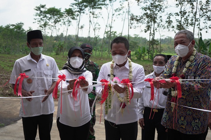 Bupati Lumajang, Thoriqul Haq meresmikan Tempat Pengolahan Sampah - Reduce Reuse Recycle (TPS3R) Trisula. SP/Halim