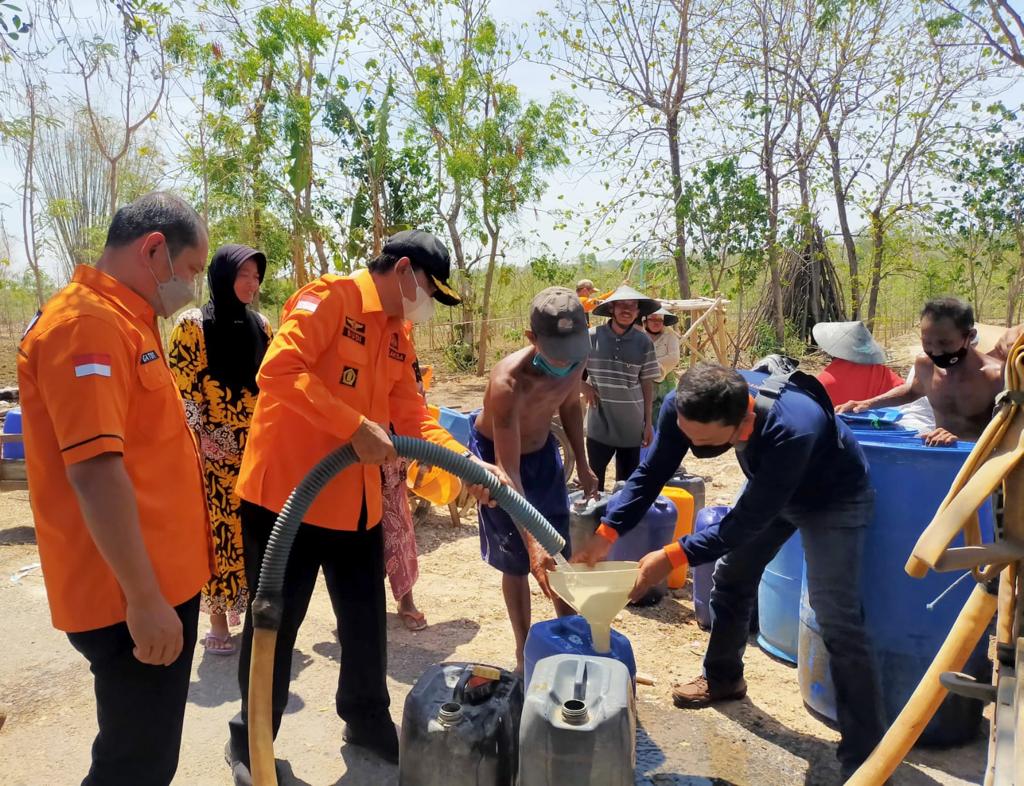 Kalaksa BPBD Jatim Menyerahkan Bantuan Air Bersih ke Lokasi Kekeringan di Bangkalan. Ist