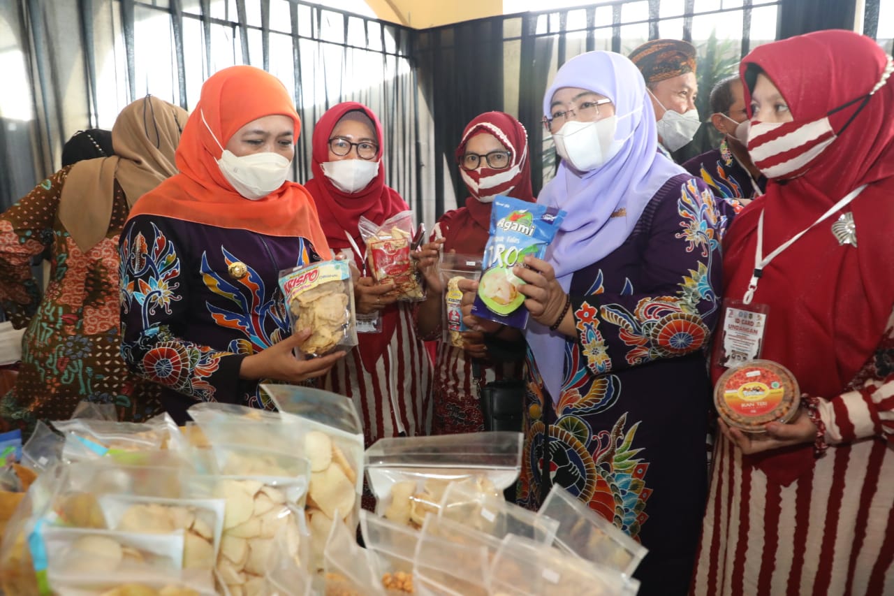 Gubernur Jatim Khofifah saat menghadiri acara Bulan Bhakti Gotong Royong Masyarakat (BBGRM) XVII dan Hari Kesatuan Gerak PKK ke-48 tingkat Provinsi Jatim di Gedung Graha Adi Poday Kab. Sumenep, Minggu (31/10).