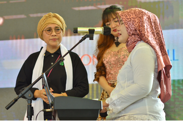 Indah Kurnia (kiri), menampingi kiki melantunkan tembang Angin Mamiri di Amphitheater Pakuwon City Mall Surabaya Timur, Sabtu (23/4/2022).