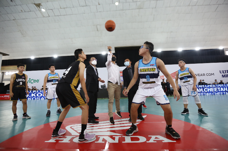 Walikota Surabaya Eri Cahyadi (tengah) didampingi Suwito Mawarwati (Presdir MPM Distributor Honda) dan Azrul Ananda (CEO & Founder DBL Indonesia) melakukan tip off laga pembuka Honda DBL 2021 East Java Series di GOR Pancasila, Rabu (27/10)