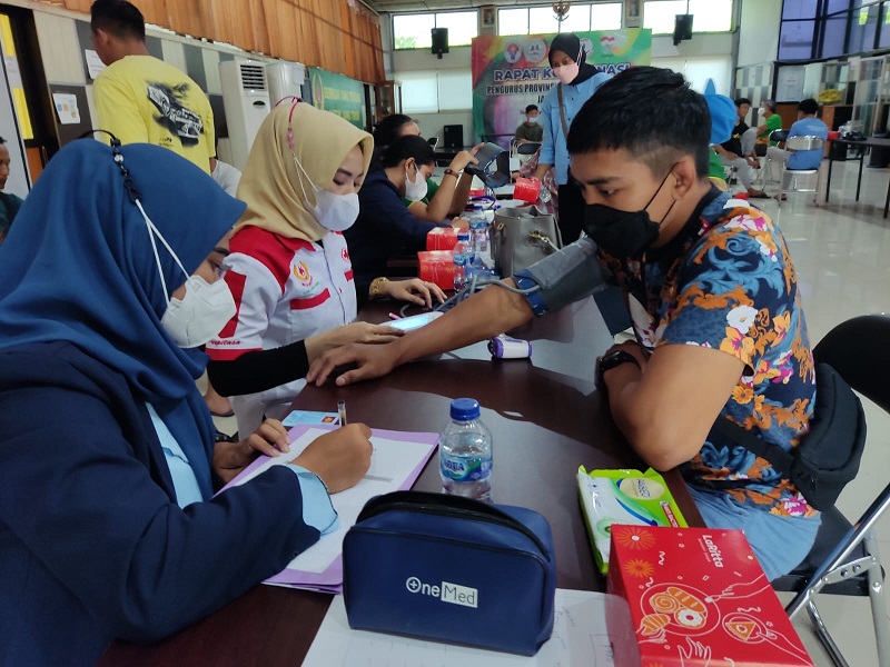 Calon atlet puslatda saat menjalani tes kesehatan di gedung KONI Jatim.