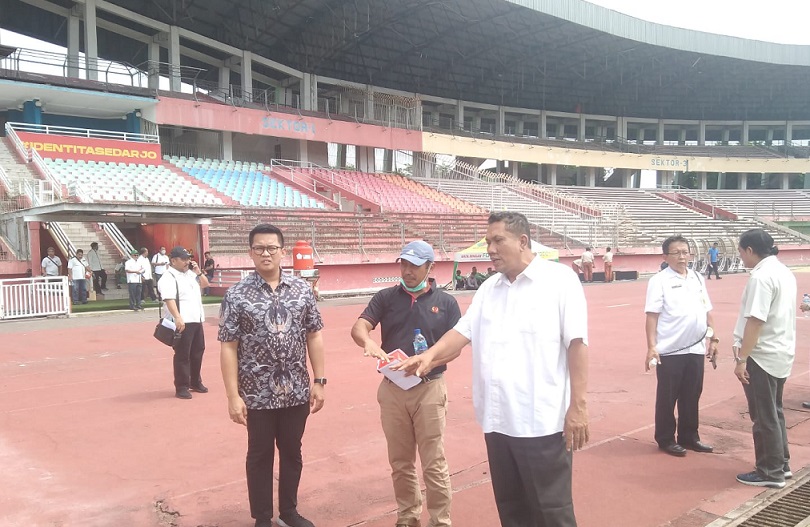 Tim verifikasi KONI Jatim saat mengunjungi Stadion Gelora Delta Sidoarjo.