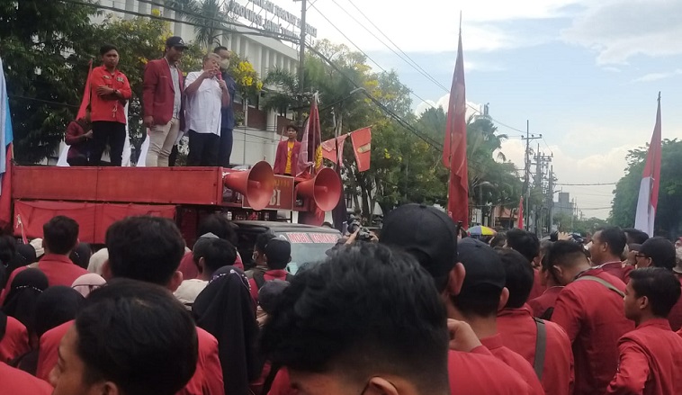 Ketua DPRD Jatim saat menemui pengunjuk rasa di depan kantor DPRD Jatim