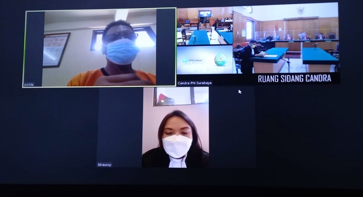 Terdakwa Wempi Darmapan (atas), Penasihat hukum terdakwa Straussy Tauhiddinia Qoyumi (bawah), saat persidangan di ruang Candra PN Surabaya, secara online. SP/Budi Mulyono