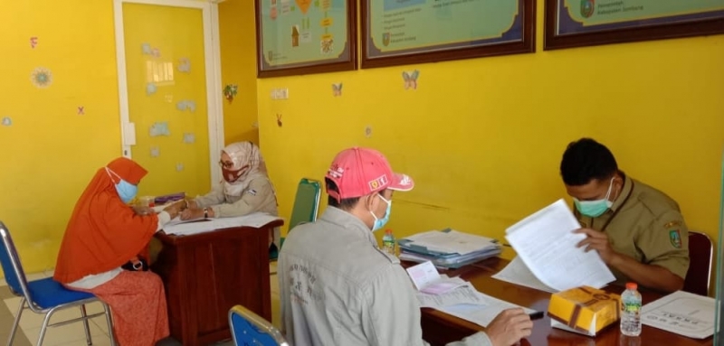 Tenaga Kesejahteraan Sosial Kecamatan (TKSK) saat membantu Penyaluran Bantuan Asistensi Rehabilitasi Sosial (Atensi) Penyandang Disabilitas.SP/KOMINFO JATIM