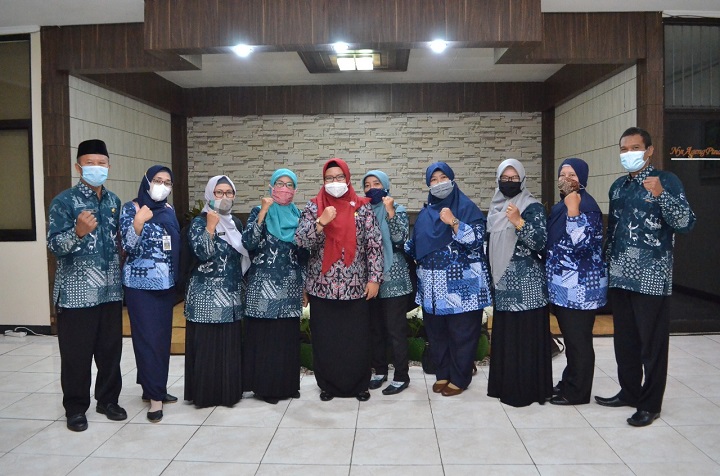 Wabup Ning Min saat menerima pengaduan guru-guru Bahasa Inggris di kantornya, Kamis (15/4). SP/M.AIDID