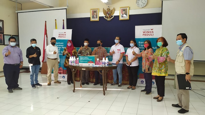 Penyerahan safe school kits secara simbolis kepada pemerintah kota Surabaya.