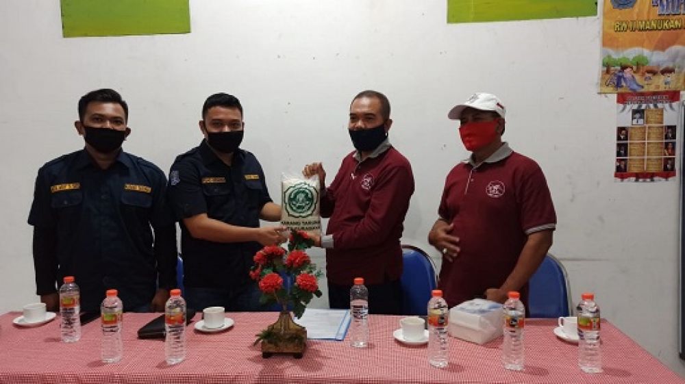 Fuad Benardi selaku ketua Karang Taruna Surabaya memberikan bantuan secara simbolis saat mengunjungi salah satu kampung tangguh di Surabaya