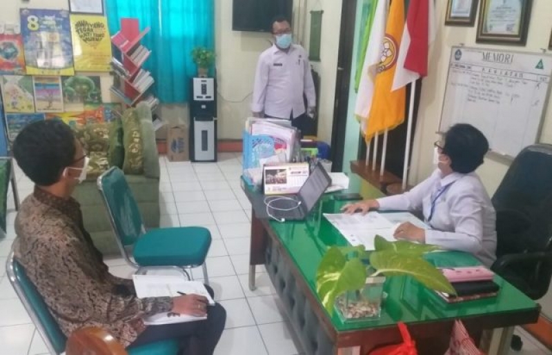 Ombusman RI saat mempersiapkan meja posko pengaduan buat PPDB di Jatim. SP/KOMINFOJATIM