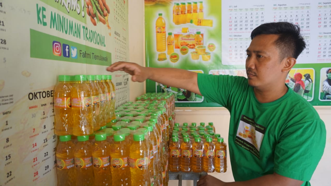 Fahmi di ruangan produksi minuman tradisional temulawak miliknya. SP/M.AIDID