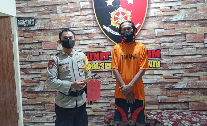 Tersangka Arif Yulianto bersama petugas dari Polsek Ngadiluwih.