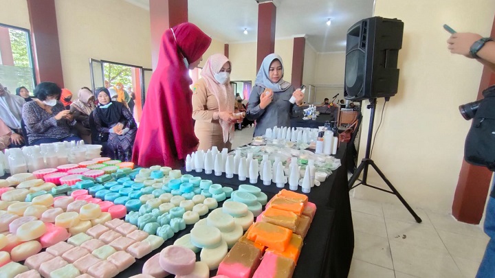 Wali Kota Ika Puspitasari saat menghadiri pelatihan amenitis hotel dan menjahit di Gedung Raw Material, Surodinawan, Senin (5/12).