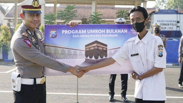 Kapolres Pasuruan, AKBP Bayu Pratama Gubunagi menyerahkan hadiah paket umroh bulanan kepada anggota
