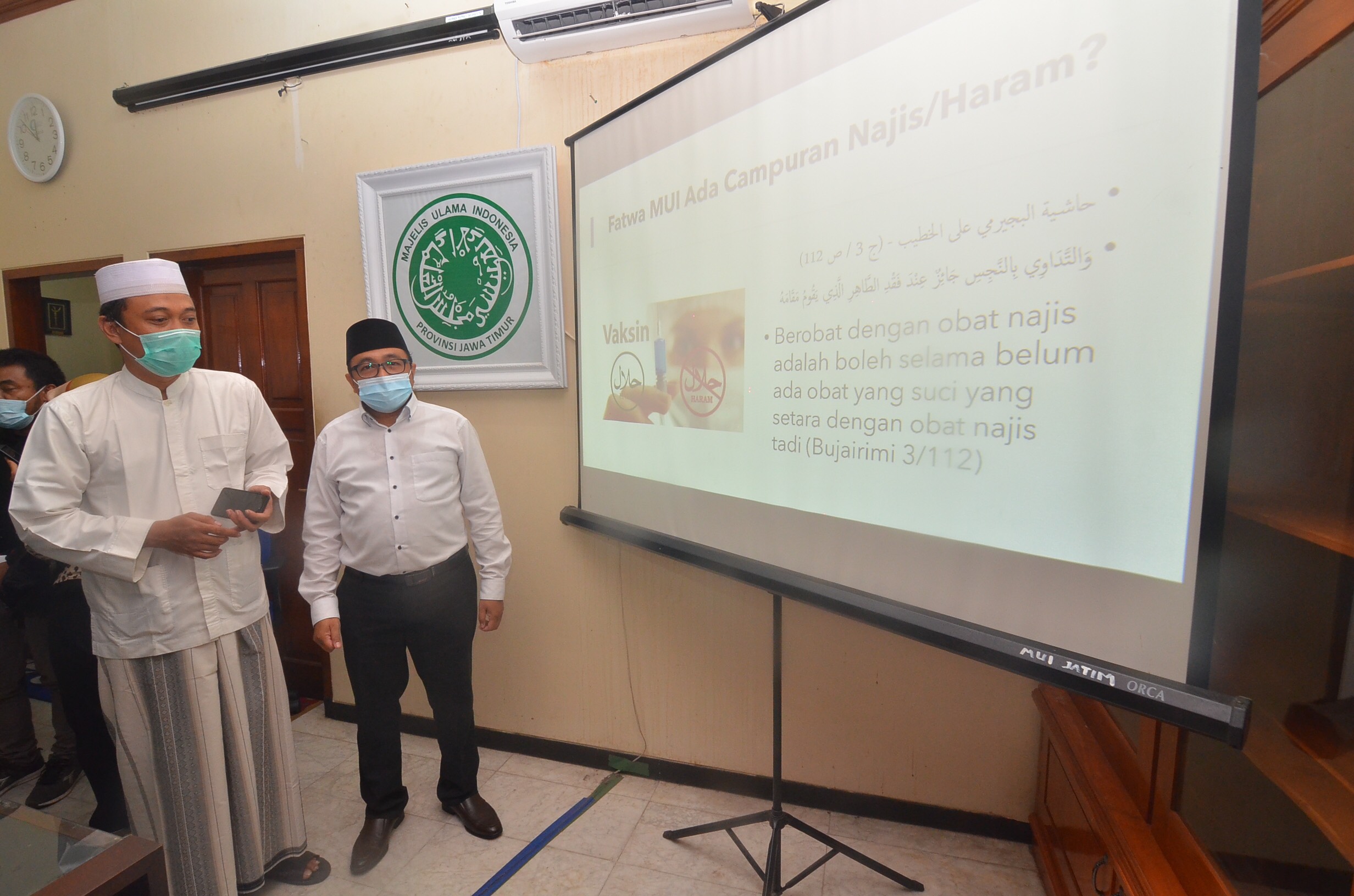 Petugas dari Majelis Ulama Indonesia (MUI) Jatim menjelaskan terkait keamanan Vaksin AstraZaneca di Kantor MUI Jl. Dharmahusada, Surabaya, Senin (22/3/2021).SP/ARLANA