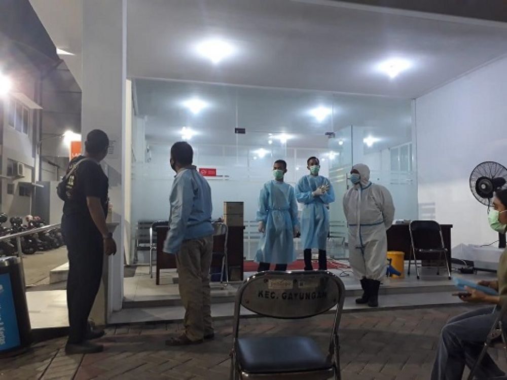 Tampak beberapa orang membaca persyaratan yang diperlukan untuk menggunakan fasilitas Labkesda Surabaya . SP/Alqomar