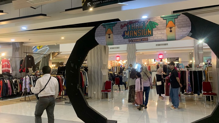 Suasana Thrifting Mansion yang digelar di Apartemen Gunawangsa, Minggu (4/12/2022).