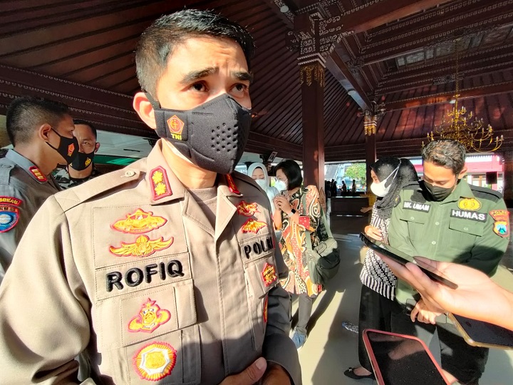 Kapolresta Mojokerto, AKBP Rofiq Ripto Himawan saat wawancara dengan wartawan di Pendopo Pemkab Mojokerto. SP/Dwi AS