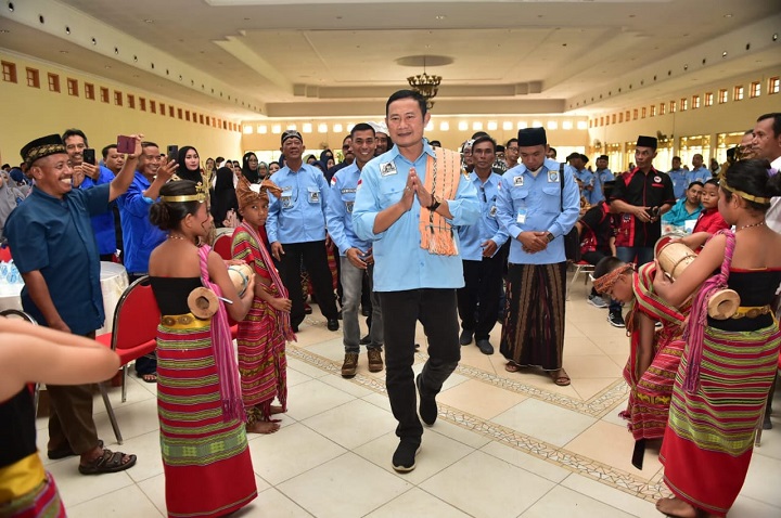 Bupati Lamongan saat mengunjungi warganya di Kabupaten Belu NTT. SP/MUHAJIRIN KASRUN