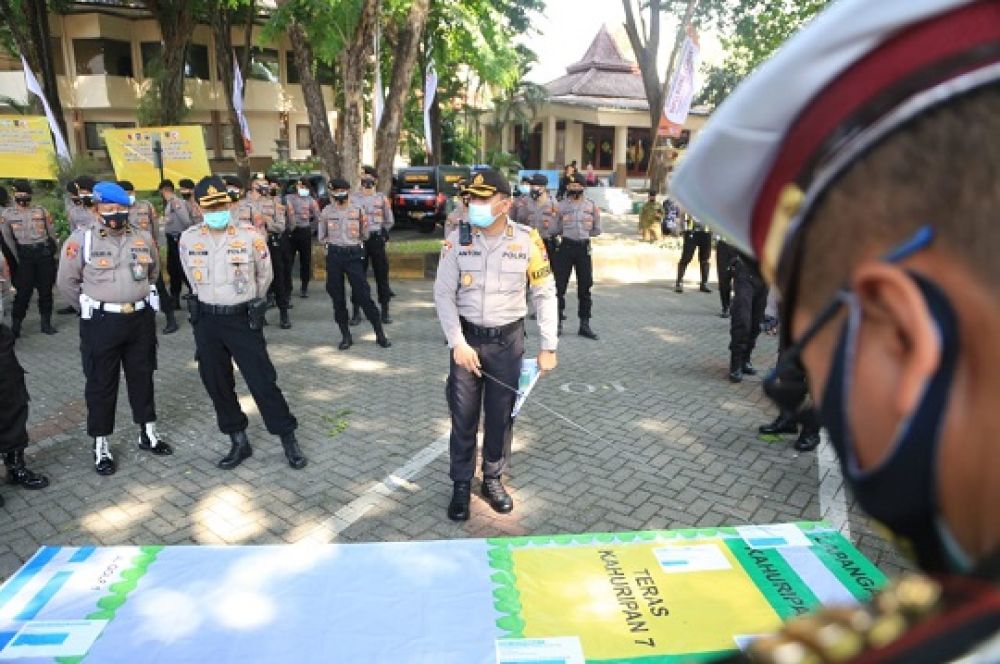 Polisi menjelaskan skema pengamanan pengundian nomor urut cawali dan cawawali Surabaya. SP/Septyan