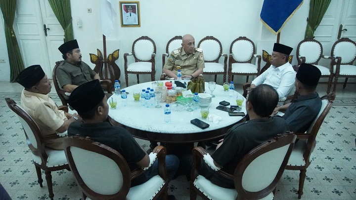 PJ Bupati Bangkalan saat menerima kunjungan H. Syafiuddin di Pendopo Agung