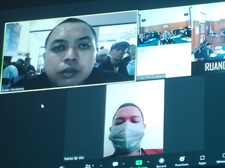 Terdakwa saat mengikuti sidang secara daring di PN Surabaya. SP/Budi Mulyono