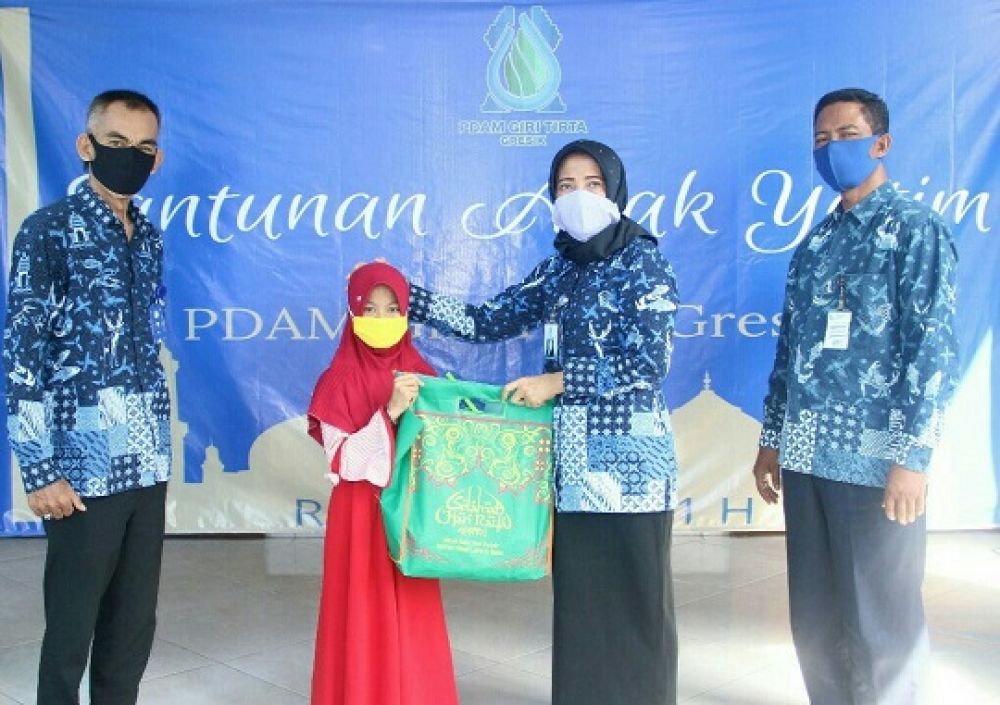 Dirut PDAM Giri Tirta Siti Aminatus Zariyah saat memberikan bingkisan Lebaran kepada perwakilan anak yatim. SP/M.AIDID