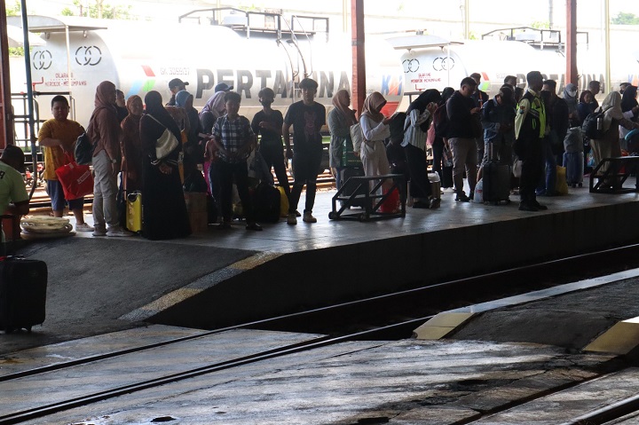 Situasi penumpang KA di Stasiun. SP/Lestariono