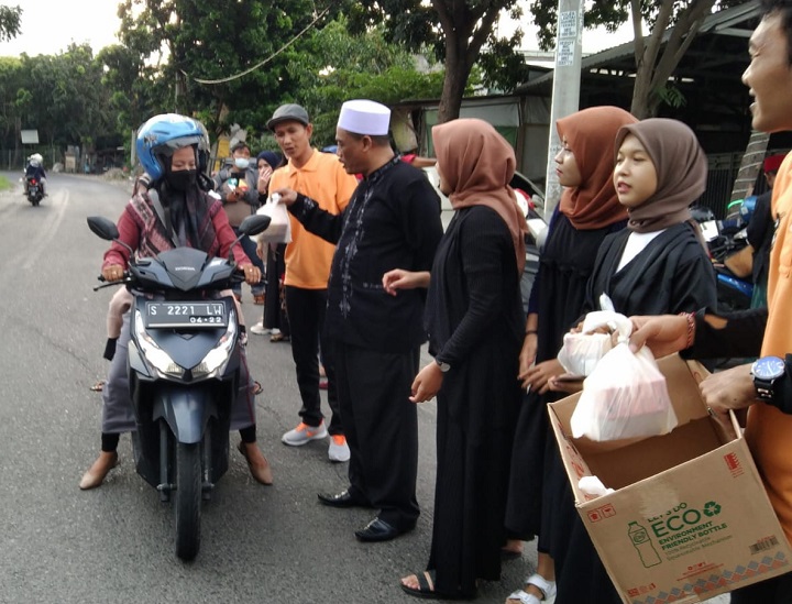 Pengusaha Abah Sueb saat berbagi takjil di depan BS Cafe, miliknya. SP/Grs