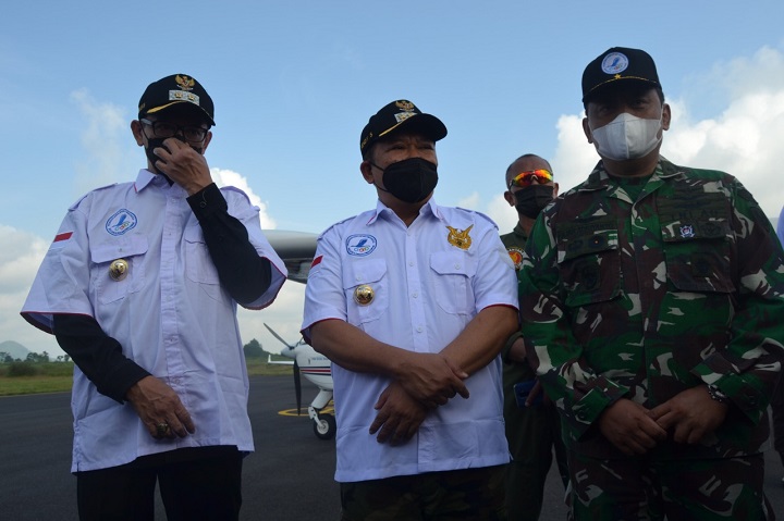 Bupati Jember Hendy Siswanto (tengah) didampingi Wakil Bupati Jember Gus Firjaun (kiri) dan Marsekal Pertama (Marsma) TNI AU Fajar Adrianto (kanan). SP/Dik