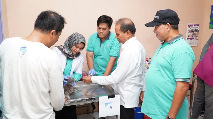 Sekda Lamongan saat meninjau pelaksanaan vaksin rabies untuk hewan. SP/MUHAJIRIN