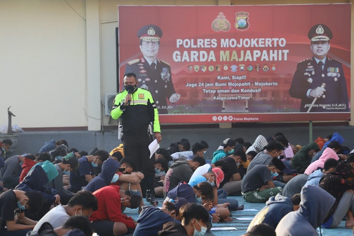 Petugas saat mengamankan balapan liar di Jalan Raya Lengkong, Trowulan, Mojokerto. SP/Dwy AS