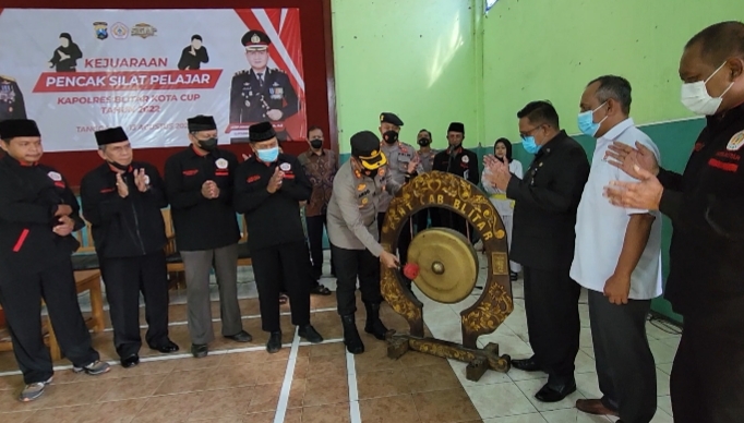 Kapolres Blitar Kota AKBP Argowiyono memukul gong tanda dimulainya lomba. SP/Hadi Lestariono