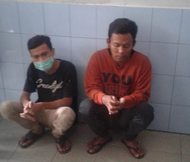 Kedua pelaku penyelundupan sabu ke rutan Ponorogo diamankan usai aksinya diketahui petugas. SP/Budi