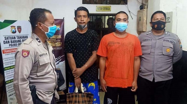 Kedua pelaku curanmor saat diamankan polisi.