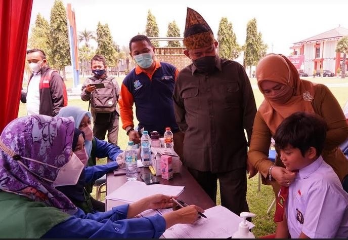 Vaksinasi di halaman Pemkab Sumenep beberapa waktu yang lalu.