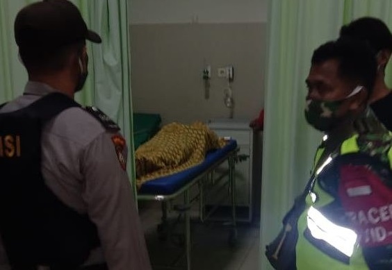 Polisi saat mendatangi jenazah korban di puskesmas setempat.