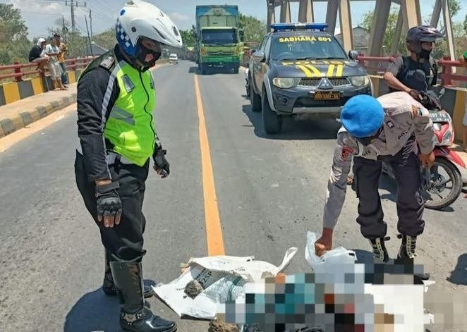 Petugas saat mengevakuasi jenazah korban.