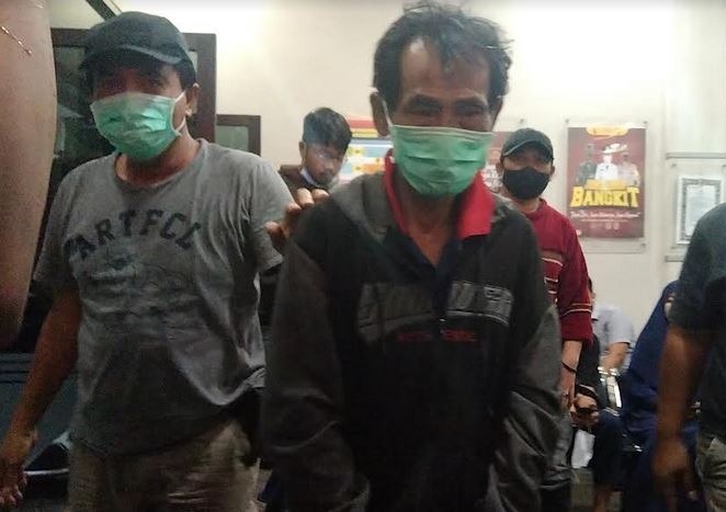Miskari alias Samsul, suami korban yang merupakan pelaku pembunuhan saat diamankan petugas.