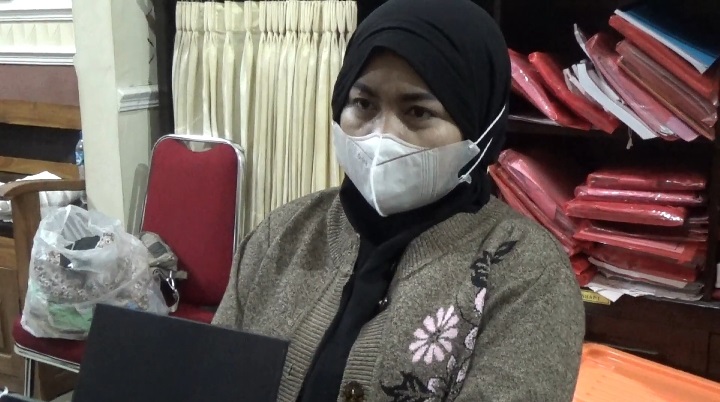 Eva Devianjani saat diinterogasi petugas Polres Ponorogo.