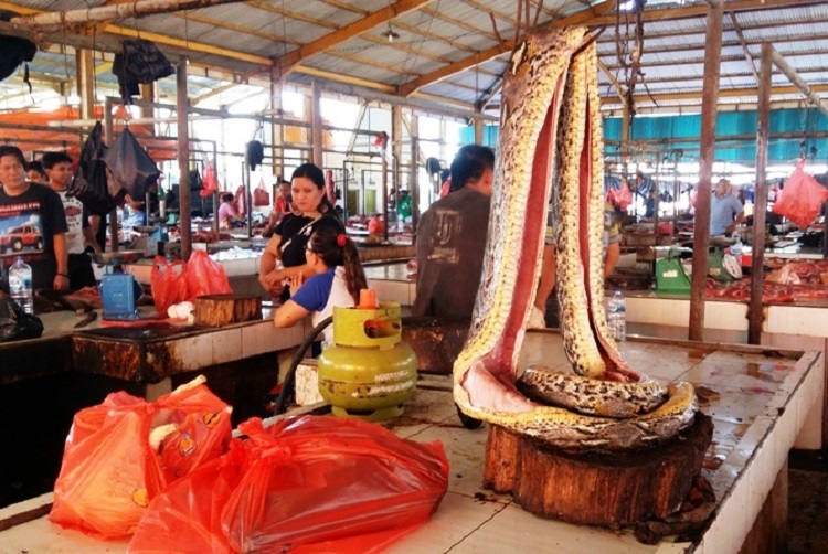 Suasana jual beli di Pasar esktrem Kota Tomohon, SUlawesi Utara. SP/ SLW