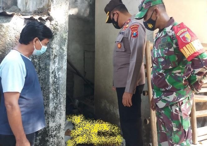 Petugas saat mendatangi lokasi penemuan jenazah tanpa identitas.