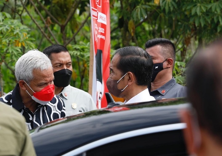 Presiden Joko Widodo (Jokowi) bertemu  Gubernur Jateng Ganjar Pranowo pada acara Projo di Megelang, Minggu (22/5/2022).