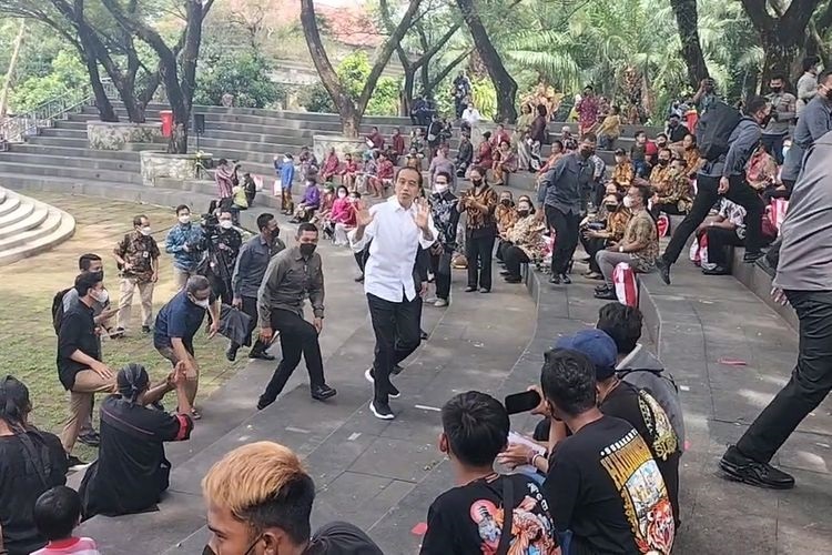 Kapolda Jatim Irjen Pol Nico Afinta menunjukkan ratusan ton pupuk bersubsidi yang diamankan dari 21 tersangka saat merilis kasus itu di Mapolda setempat, Senin (16/5/2022).