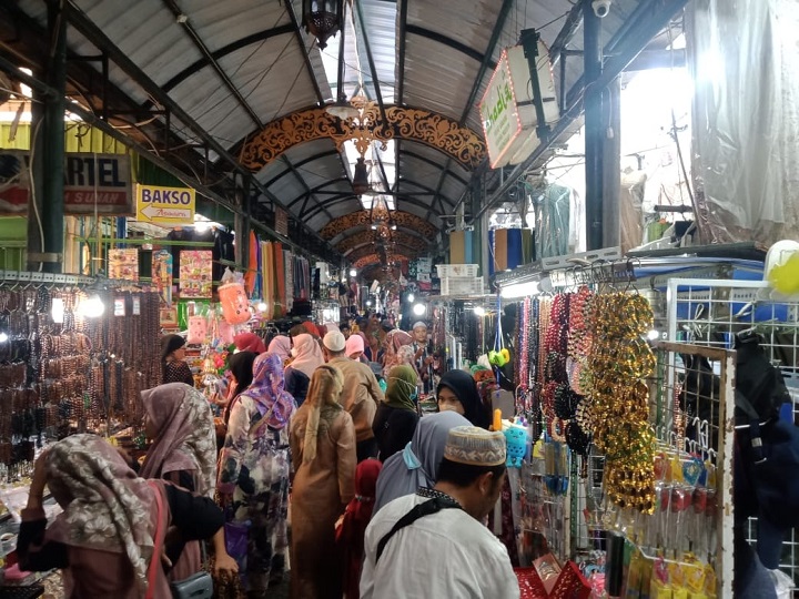 Peziarah tampak memadati sentra oleh-oleh di Makam Sunan Ampel, Kamis (31/3/2022). Kerumunanpun tak bisa dihindarkan. Sp/Muhamad Amin