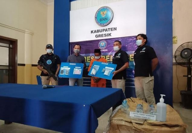 Konferensi pers penyelundupan sabu di BNNK Gresik. 