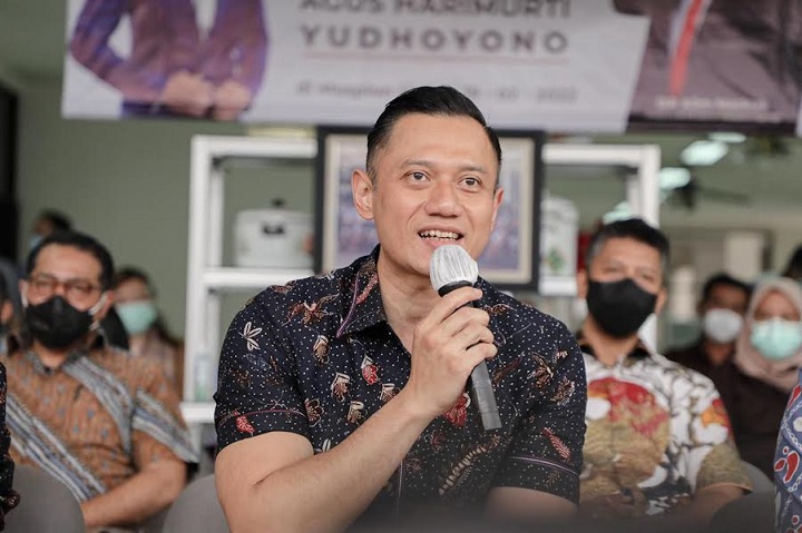 Ketua Umum Partai Demokrat Agus Harimurti Yudhoyono (AHY) saat berdialog dengan buruh di Pabrik Maspion, Sidoarjo,  Sabtu (19/2/2022) lalu.
