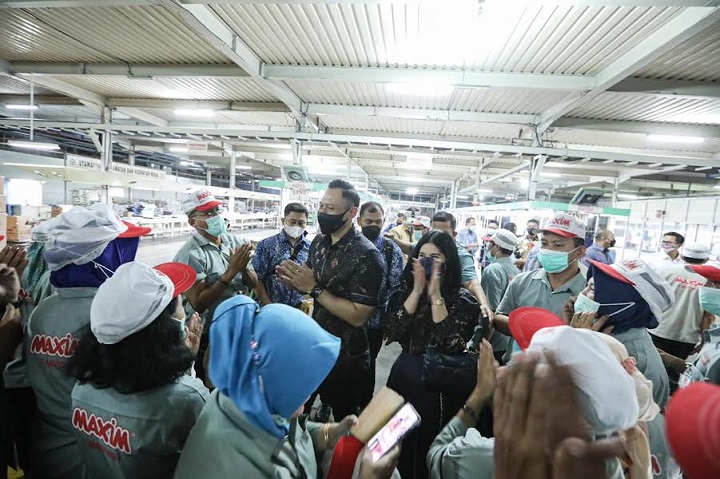 Ketum Partai Demokrat AHY  saat menemui buruh Maspion. SP/Riko