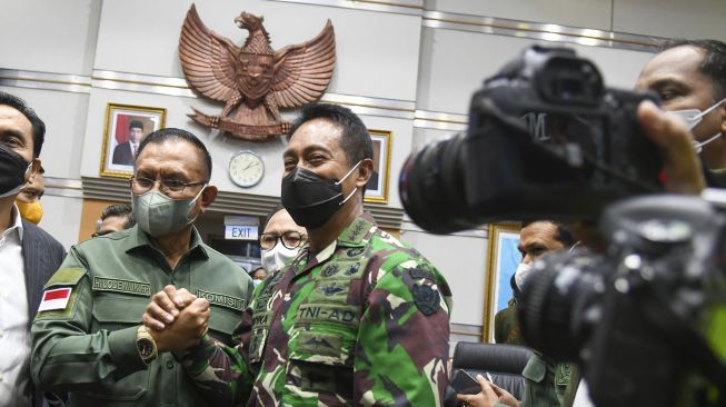 Jenderal TNI Andika Perkasa (kanan) berjabat tangan dengan Wakil Ketua DPR Lodewijk F. Paulus (kiri) usai mengikuti uji kelayakan dan kepatutan calon Panglima TNI di Komisi I DPR, Kompleks Parlemen, Senayan, Jakarta, Sabtu (6/11/2021).